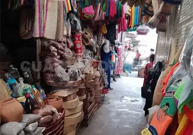 Cierran locales por falta de luz