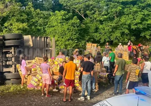 Vuelca tráiler y no tardaron en rapiñarlo Vuelca tráiler y no tardaron en rapiñarlo