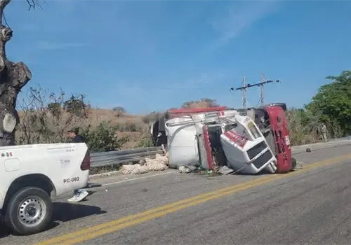 Pierde el control y termina recostado Pierde el control y termina recostado