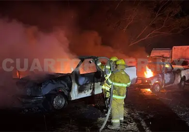 Incendio consume veinti&uacute;n veh&iacute;culos de la CFE