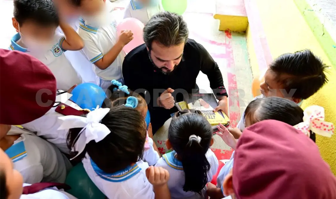 Aspecto de la lectura del secretario con las y los niños. Cortesía