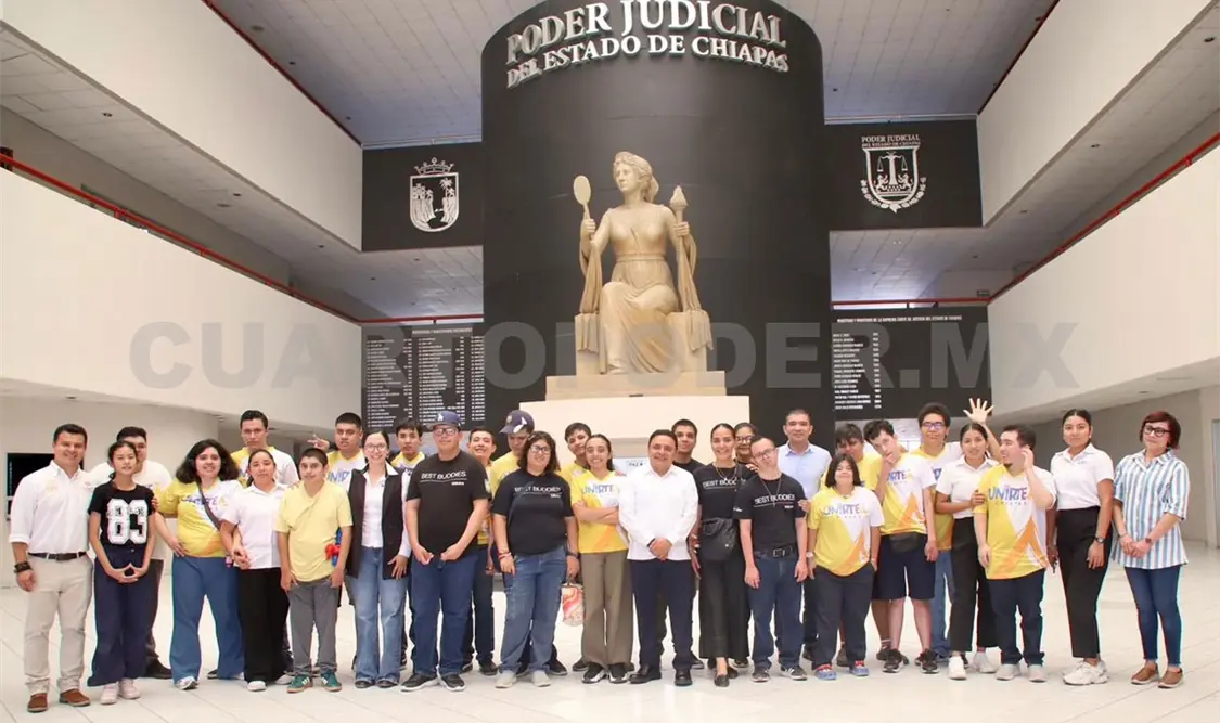 Los jóvenes recorrieron las instalaciones con el propósito de acercarles a la labor que realiza el Poder Judicial. Cortesía