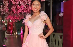 Victoria y su primavera rosa Victoria y su primavera rosa