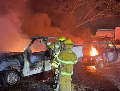 Se calcinan 21 vehículos por incendio de predio Se calcinan 21 vehículos por incendio de predio