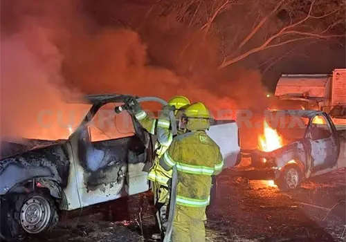 Se calcinan 21 vehículos por incendio de predio Se calcinan 21 vehículos por incendio de predio