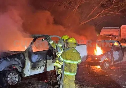 Se calcinan 21 vehículos por incendio de predio Se calcinan 21 vehículos por incendio de predio