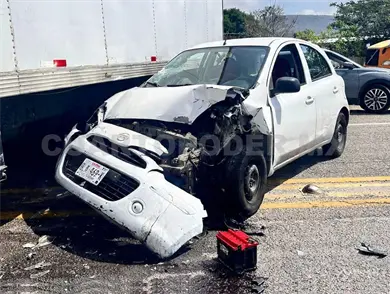 Torton causa choque al atravesarse de pronto Torton causa choque al atravesarse de pronto