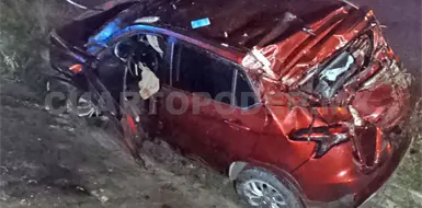 Impacta a automóvil y luego se da a la fuga Impacta a automóvil y luego se da a la fuga