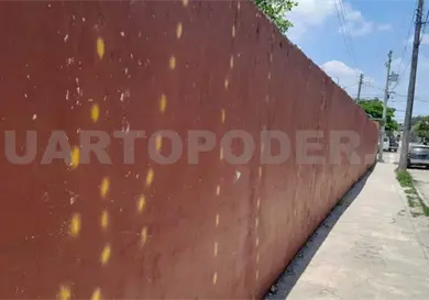 Barda de escuela en riesgo de caer