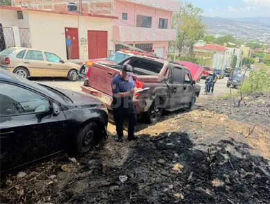 Incendio en terreno bald&iacute;o afecta a par de veh&iacute;culos
