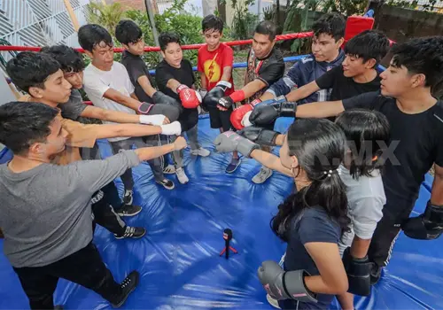 Ángel Edú: Puños de Fe para alejar de malos hábitos Ángel Edú: Puños de Fe para alejar de malos hábitos