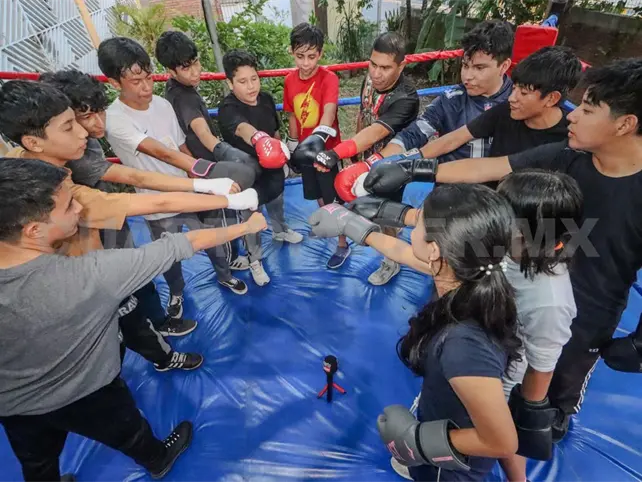 Ángel Edú: Puños de Fe para alejar de malos hábitos Ángel Edú: Puños de Fe para alejar de malos hábitos