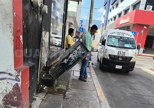 Obstruye caseta paso peatonal