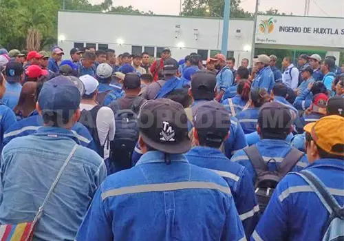 Protestan trabajadores del ingenio de Huixtla