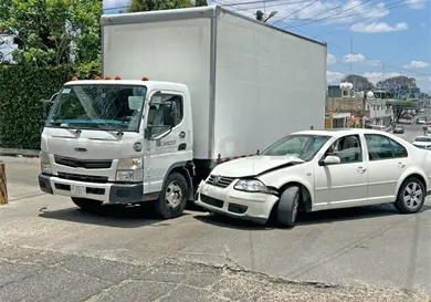 Cami&oacute;n provoca choque al no respetar preferencia