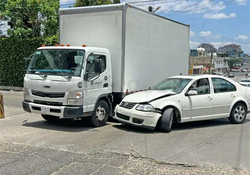 Cami&oacute;n provoca choque al no respetar preferencia