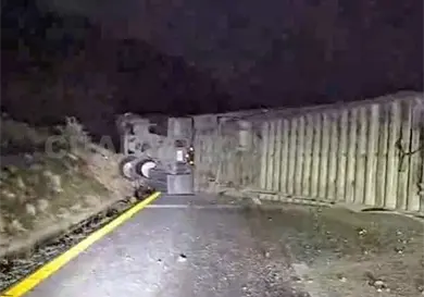 Vuelca tr&aacute;iler y obstruye el paso hacia Pijijiapan