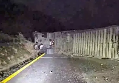 Vuelca tr&aacute;iler y obstruye el paso hacia Pijijiapan