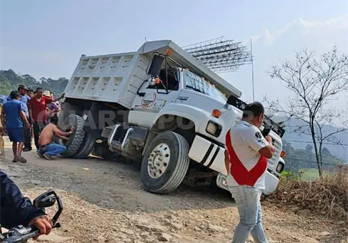 Volteo sale del camino y casi se desbarranca