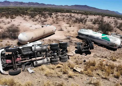 Volcadura de pipa con amoniaco intoxica a personas
