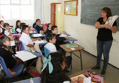 Conf&iacute;a SNTE aumento salarial superior al 13 %