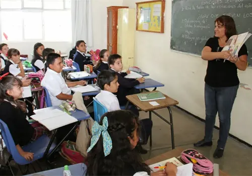 Conf&iacute;a SNTE aumento salarial superior al 13 %