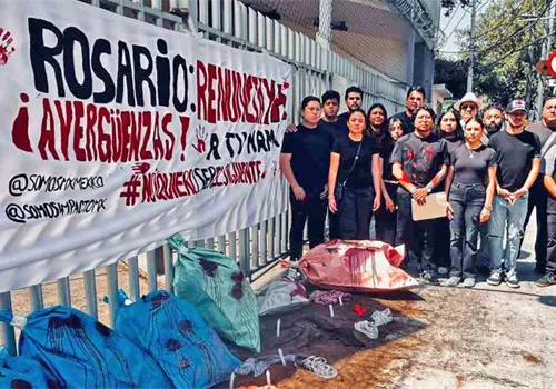 Protestan j&oacute;venes contra Rosario Piedra