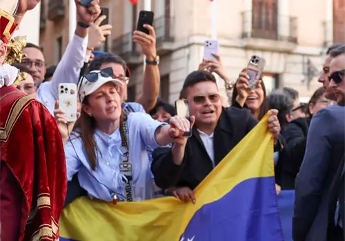 Miles de personas aclaman a Machado en Madrid