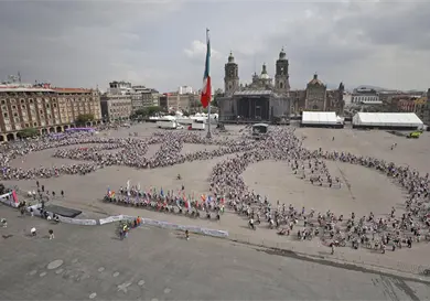 Forman bicicleta monumental en el Z&oacute;calo capitalino