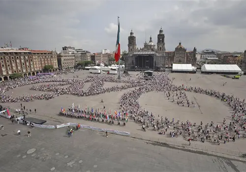 Forman bicicleta monumental en el Z&oacute;calo capitalino