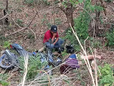 Pareja lesionada al caer en barranco con su moto