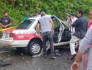 Conductor queda prensado tras colisi&oacute;n