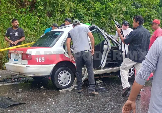 Conductor queda prensado tras colisi&oacute;n
