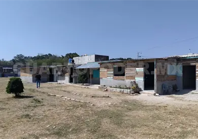 Entre l&aacute;minas y polvo, exigen aulas dignas