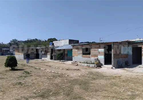 Entre l&aacute;minas y polvo, exigen aulas dignas