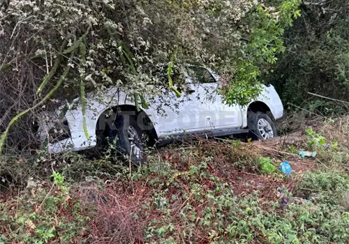 Camioneta se sale del camino por pavimento mojado