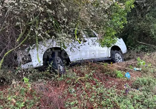 Camioneta se sale del camino por pavimento mojado