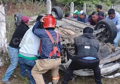 Queda prensado entre los restos de su autom&oacute;vil