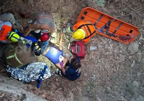 Rescatan a hombre al caer a un barranco