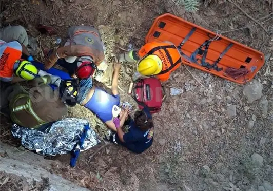 Rescatan a hombre al caer a un barranco