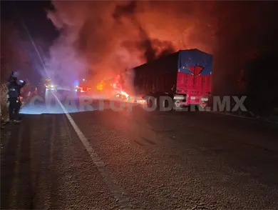 Fuego calcina veh&iacute;culo en libramiento Poniente