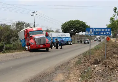 Casi vuelca por mal estado de v&iacute;a federal
