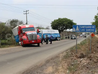 Casi vuelca por mal estado de v&iacute;a federal