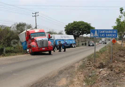 Casi vuelca por mal estado de v&iacute;a federal