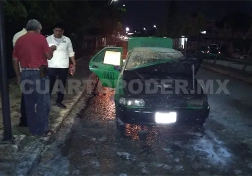 Se incendia taxi y solo deja da&ntilde;os materiales