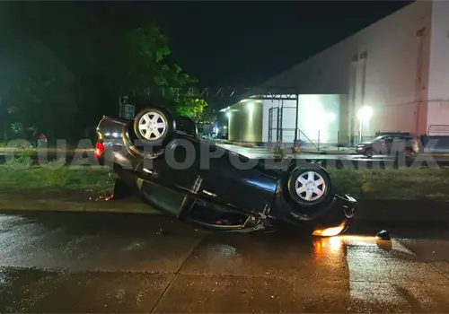 Queda con las llantas al aire luego de colisionar
