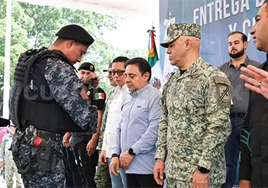 Asiste Moreno Guill&eacute;n a entrega de equipamiento
