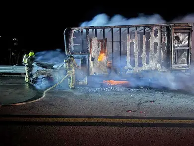 Voraces llamas consumen cami&oacute;n en v&iacute;a de cuota