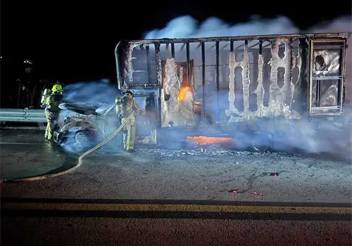 Voraces llamas consumen cami&oacute;n en v&iacute;a de cuota