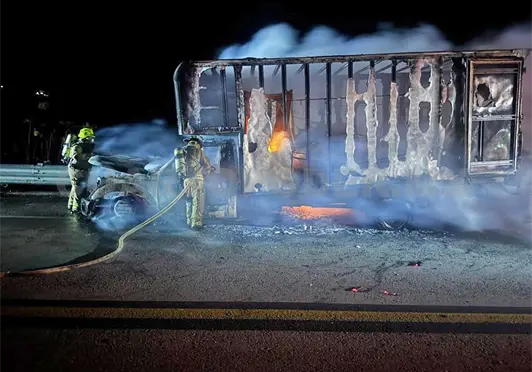 Voraces llamas consumen cami&oacute;n en v&iacute;a de cuota